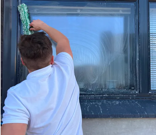 Elias Laiho pesemässä ikkunaa